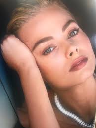 Margot Robbie- Very Grace Kelly