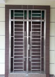 Pagar rumah kombinasi besi dan kayu : 32 Model Teralis Pintu Minimalis Modern 2021 Paling Aman