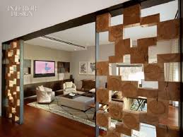 Sebagai alternatif lain dari penyekat ruang yang modern, penggunaan kayu partisi ini di pilih model yang berjarak rapat agar terkesan privasi antara kedua ruang di rumah. Partisi Ruangan Minimalis Penyekat Ruangan Unik Dan Artistik Untuk Rumah Modern Minimalis Interiordesign Id