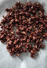 Sciogli il cioccolato e versa all'interno della ciotola i pop corno. Pop Corn Al Cioccolato Come Prepararli In Casa Greenme