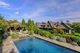 Multiply that by the 2.5 years curry stayed there, and he should have at least made $664,125 when he sold. Nba Cribs The Golden State Warriors All Star Real Estate Realtor Com