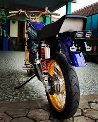 .yaitu rx king yang kini tidak lagi di produksi namun bagi para penggila rx king ini tak berakhir seiring taklagi dikeluarkannya oleh yamaha tapi jika berbicara masalah modifikasi mungkin tidak ada matinya coba kita perhatikan hasil dari modifikasi anak muda sekarang hehehe Gambar Motor Rx King Biru Rosaemente Com
