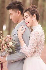 Văn đức mặc bộ suit trắng, bảnh bao bên cạnh cô dâu nhật linh. Nháº­t Linh Bá»—ng Ä'o Con HÆ¡n Trong Loáº¡t áº£nh CÆ°á»›i Vá»›i VÄƒn Ä'á»©c