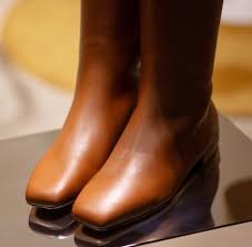 Il y a aussi quelques mesures à avoir en tête, comme par exemple quand on fait une chaussure à bout pointu : Differentes Pointes De Chaussures Bouts Arrondis Pointus Carres Comment Faire Un Choix Blog Chaussures Fr