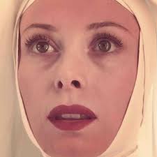 Euridice Axen: "Con l'amore ho un rapporto molto puro da Alice nel Paese  delle Meraviglie"