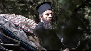 Ο άνθρωπος κιμωλία είναι το πρώτο της μυθιστόρημα. O An8rwpos Toy 8eoy Deite Fwtografies Apo Ta Gyrismata Ths Tainias