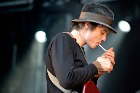 Pete doherty bewies durchhaltevermögen, cardi b und offset zeigen das köpfchen ihrer tochter und bear grylls wird zum. Pete Doherty Starportrat News Bilder Gala De