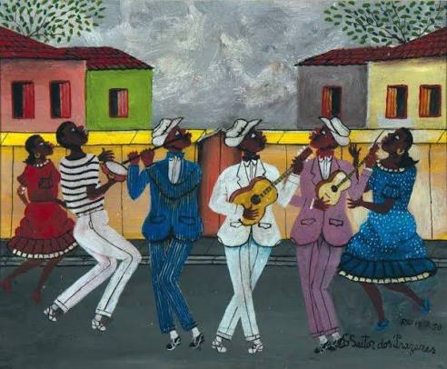 A imagem mostra uma pintura colorida em estilo Naïf (arte popular) do artista brasileiro Heitor dos Prazeres, retratando uma animada cena de música e dança em uma rua. Toda a composição evoca o ritmo do samba e do choro.

Seis personagens negros e esbeltos, com os rostos voltados para cima e corpos expressivos, ocupam o primeiro plano:

Os músicos: No centro, três homens tocam instrumentos. O primeiro, à esquerda, usa um terno azul risca-de-giz e toca flauta. O músico do meio usa um terno branco com gravata borboleta e toca um violão amarelo. O terceiro músico, à direita, usa um terno lilás e toca um cavaquinho. Todos os três usam sapatos bicolores (pretos e brancos) e chapéus estilo panamá brancos.

Os dançarinos da esquerda: Um homem com camisa listrada em preto e branco e calça branca dança com um pandeiro na mão, inclinando o corpo para trás de forma sinuosa. Atrás dele, uma mulher com um vestido vermelho rodado acompanha o passo.

A dançarina da direita: Uma mulher com um vestido azul-escuro rodado e com estampa de bolinhas brancas dança sorridente, com os braços erguidos e o corpo levemente inclinado em direção aos músicos.

O cenário: Os personagens estão na rua cinzenta de um bairro popular. Ao fundo, há um muro amarelo e casas simples com telhados de barro vermelho, pintadas em tons de rosa, verde e amarelo-claro. No topo, galhos de árvores com pequenas folhas verdes emolduram as laterais sob um céu cinzento e nublado. No canto inferior direito, a assinatura do artista diz "Heitor dos Prazeres".