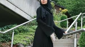 Dulu, jenis gamis ya hanya begitu begitu saja dengan ciri khas desain yang besar dan lebar. Anggun Ini 7 Inspirasi Baju Lebaran 2020
