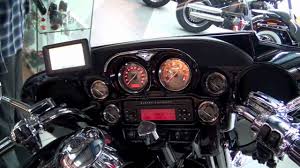 The electra glide is built around the moco's heaviest frame with its fattest front end and is considered a tour bike through and through. Harley Davidson Cvo 2011 Flhtcuse6 Ultra Classic Electra Glide Youtube