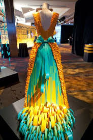 To Give Attendees Inspiration And Show How A Simple Material Can Be Used To Create Something Eye Catching Stark S Team Crafted A Dress Made Entirely From Tape Mode Stil Kjoler Kreativitet