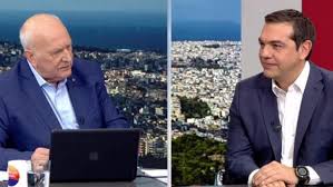 Οδηγός σε σκούτερ σταματά στη μέση του δρόμου για να μιλήσει στο κινητό. Xamos Sto Kalhmera Ellada Stamata Na Ton Glyfeis Eleos Pia 29 Xronia Xronia Ston Ant1 Kai Den Exei Ta Kotsia Na Toy Kanei Mia Erwthsh Ston Tsarlatano Ths Politikhs Ale3h Tsipra