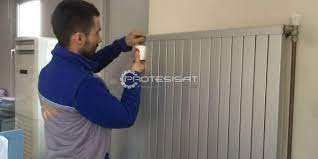 Peteğin bir ucunda cıvatası mevcuttur, tornavidayla cıvatayı açarsanız içinde bulunan hava çıkacaktır ama dikkat edilmesi gereken nokta havasını alayım derken içerisindeki suyu da boşaltmayın. Peteklerin Havasi Nasil Alinir Petek Havasi Alma Pro Tesisat