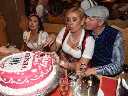 Claudia effenberg dirndl ce design. Promis Und Stars Auf Dem Oktoberfest 2015 In Munchen Stars Vol At
