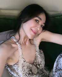 7 Potret Ina Thomas yang Cantik & Stylish, Sang Suami Tak Segan Memuji