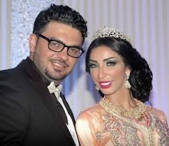 أناقة مغربية بالصور دنيا باطما وزوجها عناق وأحضان في الشارع العام crown crown jewelry fashion