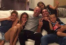 Questa per la coppia è la prima vacanza insieme ad andrea, anche se questo allegro quadretto familiare è destinato a durare ancora poco. Claudio Luca Andrea E Ilaria Chi Sono I Figli Di Gigi D Alessio