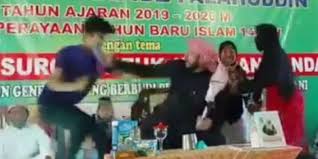 Seperti diketahui, syekh ali jaber ditusuk orang tak dikenal, saat sedang ceramah di masjid fallahudin, bandar lampung, tadi sore. Syekh Ali Jaber Ditusuk Saat Dakwah Di Lampung Ini Tampang Pelaku