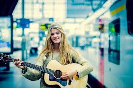 Nu lijkt er eindelijk licht aan het einde van de tunnel, want ze doorbreekt de stilte met een nieuw nummer, dat de eerste officiële single is van… Emma Bale Alchetron The Free Social Encyclopedia
