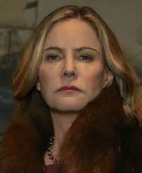 Jennifer Jason Leigh as Lorraine Lyon