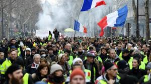 Des dizaines de milliers de gilets jaunes. Beaucoup Ont Trouve Une Nouvelle Famille 100 Jours Apres Ce Qui Motive Encore Les Gilets Jaunes Lci