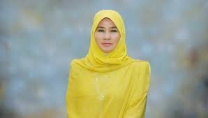 Pasangan diraja itu dirakam 'menabur bakti' di pusat pemindahan sementara sk sinar mutiara, pekan, pahang, pada disember 2012. Biodata Tengku Puan Pahang Tunku Azizah Aminah Maimunah Iskandariah Bukan Calang2 Orang Rupanya Figura Malaya Informasi Malaya Terkini