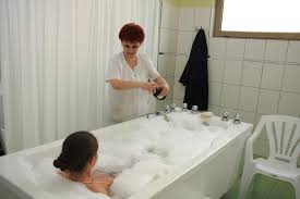 Hotel alunis*** situat in statiunea balneoclimaterica sovata la 100 m de lacul ursu, pune la dispozitia turistilor 284 locuri de cazare in camere duble, cu 2 paturi sau cu pat matrimonial, cu baie proprie. Pachet Tratament Reumatologic 2021 La Sovata Hotel Alunis Pachet Profilactic