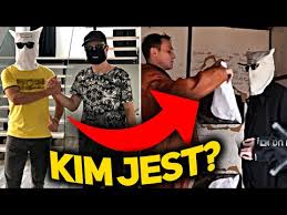 W dzisiejszym filmie otwieramy preorder płyty kamerzysty o tytule afirmacja. Kamus Kim Jest Stary Kamerzysty Bez Worka Twarz Kamerzysta Lukasz Wawrzyniak Marus Stary Kamerzysty Worka Twarz Kamerzysta Ukasz Wawrzyniak