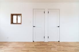 白いシンプルドアの建築実例 白いドア 家 注文住宅