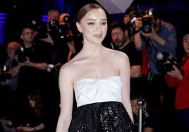 Последние твиты от phoebe dynevor france (@phoebedynevorfr). Phoebe Dynevor Height Weight Body Stats Age Family Facts