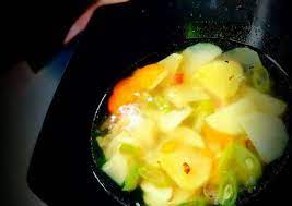 Lelehkan margarin dalam panci, tumis bawang putih dan bawang bombay hingga layu dan harum. Resep Sayur Sop Pedas Oleh Dapur Mama Raffasha Cookpad