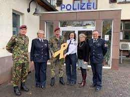 Wer fragen zu seiner rente hat, rat und hilfe bei seinem rentenantrag oder kontenklärung bei der gesetzlichen rentenversicherung benötigt, kann sich. Polizei Stadtallendorf Druckt Solidaritat Wertschatzung Und Respekt Mit Der Gelben Schleife Aus Netzwerk Der Hilfe