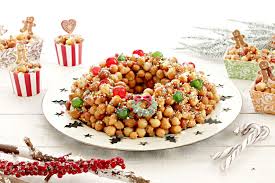 Unisci la scorza delle arance grattugiata, immergi gli struffoli e mescola delicatamente. Struffoli La Ricetta Che Vale