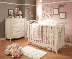 Süßes babyzimmer set in rosa und weiß. Kinderzimmer Ideen Madchen Rosa Graue Wand Gestaltung Kinder Zimmer Kinderzimmer Ideen Madchen Zimmer Madchen