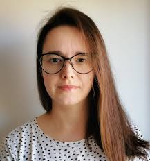 Mana Sara do lado de lá. Sara Mana do lado de cá.