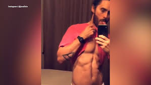 The detectives on the case are portrayed by actors rami malek and denzel washington. Jared Leto Evidently Feeling Himself As He Shows Off Six Pack Metro News