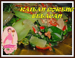 Panaskan minyak dan tumis bahan tumbuk tadi sehingga naik bau. Sweet Lizahanum Kailan Goreng Belacan