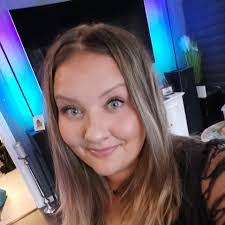 Benita Hahn's Instagram, Twitter & Facebook