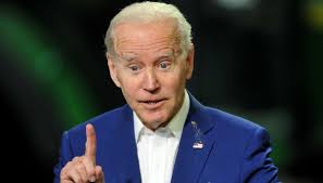 Joe Biden e la stretta di mano immaginaria: il video della gaffe del  presidente degli Stati Uniti d'America