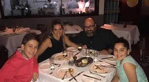 18 yıllık evliliğini tek celsede bitiren somer şef'in derin ve deniz adında bir kız ve erkek çocuğu var. Masterchef Somer Sef Kimdir Somer Sivrioglu Nereli