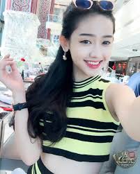 Tình địch Midu' được mời làm đại sứ game Vi Vương