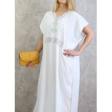 Très belle robe de maison dans un tissus soyeux doux fluide et opaque très agréable à porter. Amelis Robe Gandoura Marocaine Avec Strass Argentes Pour La Maison Couleur Blanc