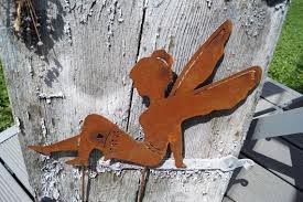 Wunderschone Elfe Edelrost Besondere Gartendeko Rostige Elfendeko Fur Dein Zu Hause Gartenstecker Auch Fur Balkon Fee Fairy Garden Diy Etsy Fairy Garden