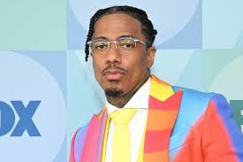Nick Cannon dit qu'avoir 12 enfants était une réponse à un traumatisme,  admet qu'il était "insouciant" et "frivole" avec son processus :  r/popculturechat