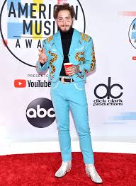 Prior to posty fest, the better now rapper has debuted a brand new haircut. Better Now Post Malone Debuts New Short Haircut On Amas Red Carpet I M Just Going With The Flow Post Malone Pink Suit American Music Awards