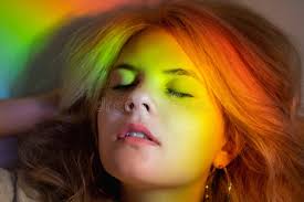 Retrato Arco Iris Interior Paz Relajada Mujer Luz Imagen de archivo