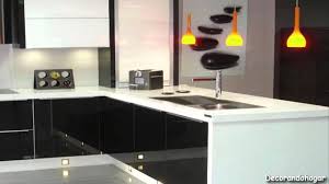 La combinación de los colores negro y blanco están causando sensación de los últimos años, especialmente en la decoración de cocinas donde al utilizar estos magníficos colores determina un estilo moderno, elegante y muy original. Como Decorar Una Cocina Moderna A Blanco Y Negro Youtube