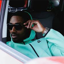 This Nike Tech Fleece goes nicely with a pair of Air Jordan 3 “Green Glow”.  Head over to @topsandbottoms to grab a pair today 🚀