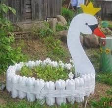 Ghivece De Flori In Forma De Lebada Confectionate Din Sticle De Plastic Diy Raised Garden Garden Crafts Recycled Garden