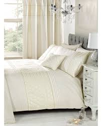 Earn clubcard points when you shop. Everdean Floral Cream King Size Duvet Cover And Pillowcase Set